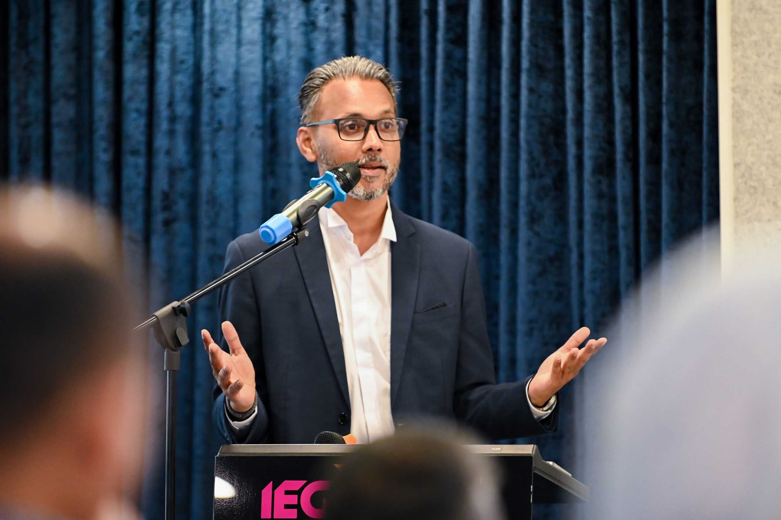 Human Intelligence : Leadership For Governing In The AI Era